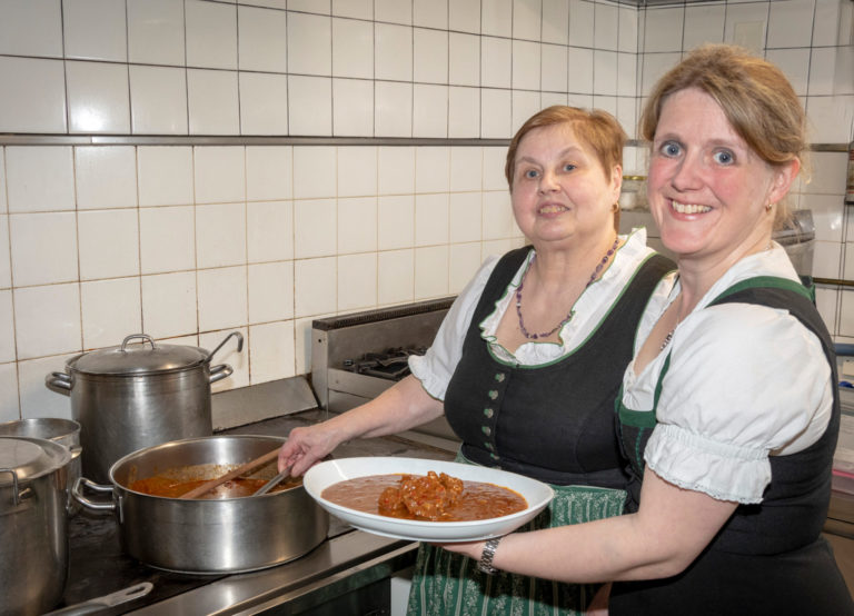 Gulaschwirtinnen beim Kochen des Gulasch